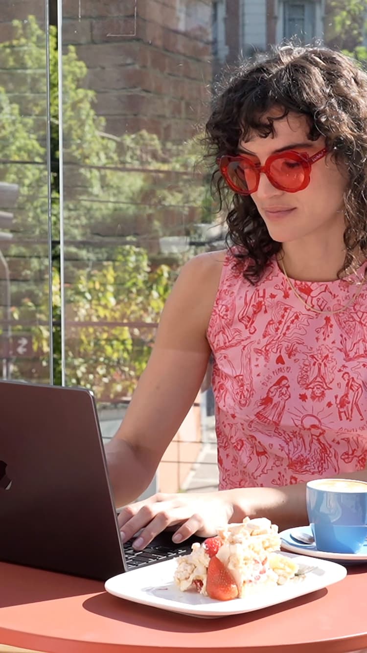 Mujer disfruta de la terraza del nivel Cubo con su perrito