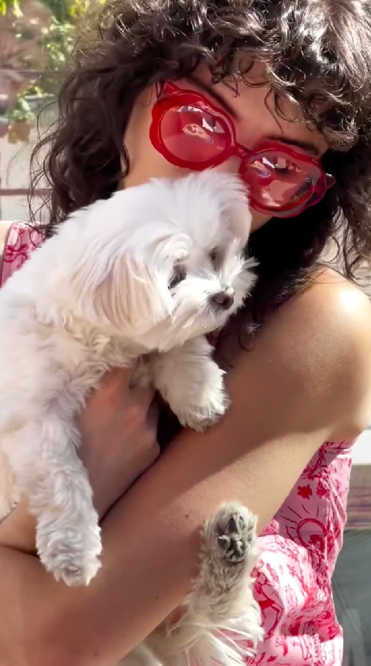 Mujer disfruta de la terraza del nivel Cubo con su perrito